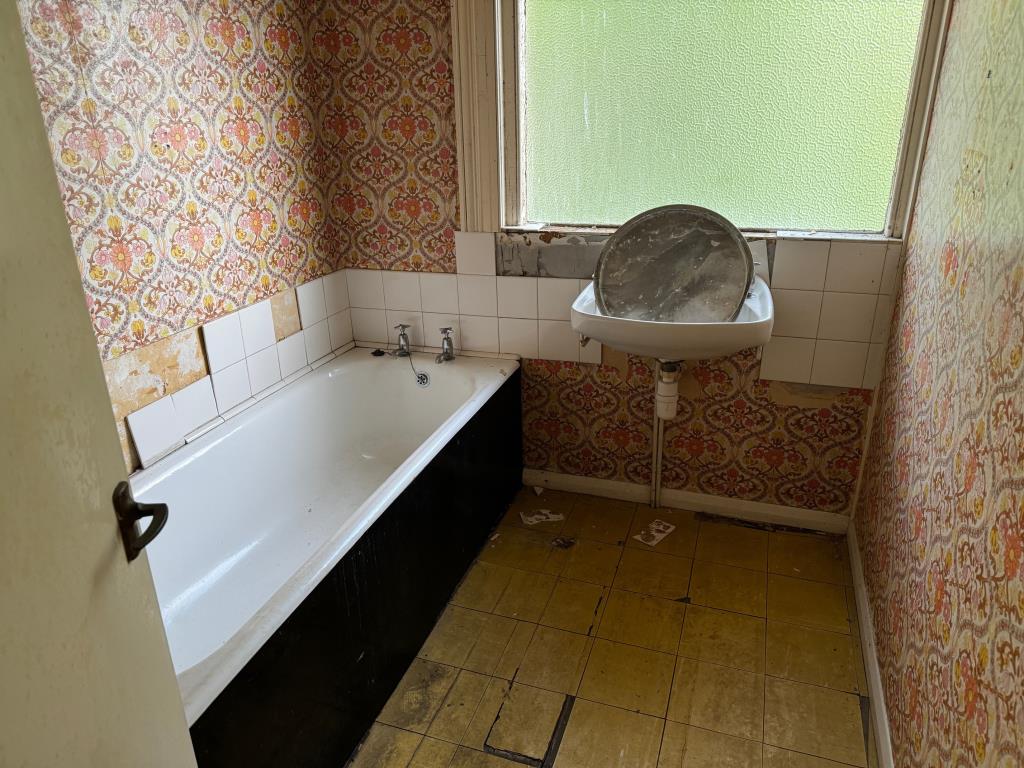 Lot: 21 - FREEHOLD TWO-BEDROOM GARDEN MAISONETTE PLUS GROUND RENT - Bathroom